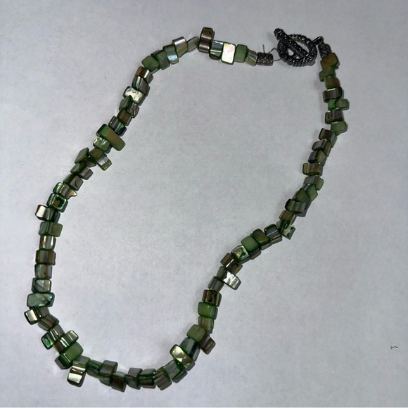 Vintage Mother Of Pearl Green Shell Square Beaded  Iridescent Necklace - Picture 6 of 7